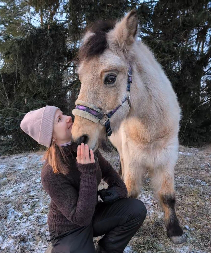 Anni yhdessä Emmi-ponin kanssa